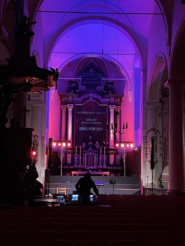 Kerkinterieur in magenta en paars tijdens een concert