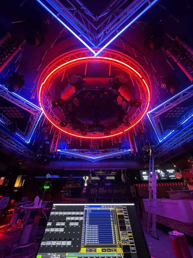 Ronde LED-ring boven een dansvloer in rood en blauw