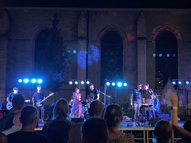 Openluchtpodium voor een kerk, band in blauw licht