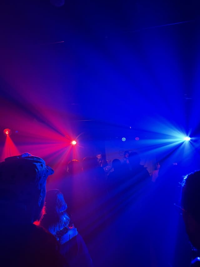 Dansvloer in rood en blauw met een felle lichtburst